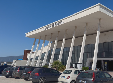 Shkak linjat ajrore, nisja e sezonit sjell më pak udhëtarë në Portin e Vlorës