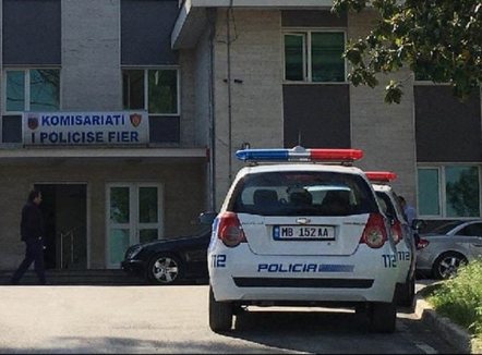  Hyri në marrëdhënie me dhunuesen e 17-vjeçares, pezullohet polici në Fier