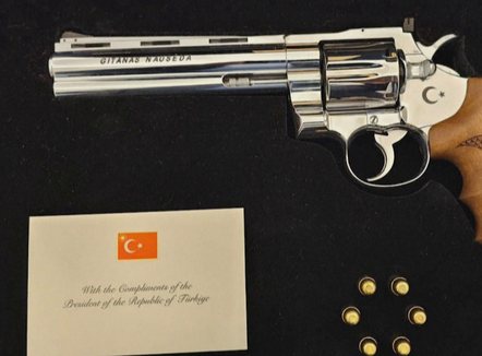 Revolver me fishekë realë, a e morën liderët e NATO-s dhuratën e Erdogan?