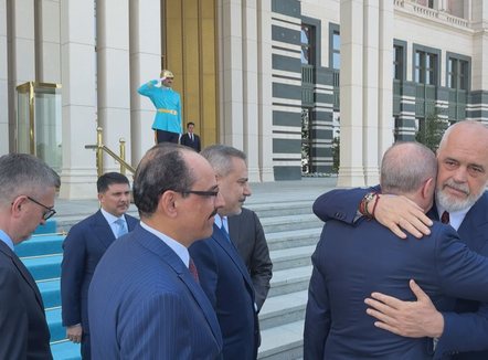 Takimi dypalësh në Ankara. Erdogan pret Ramën me shtrëngim duarsh, e përcjell me përqafim