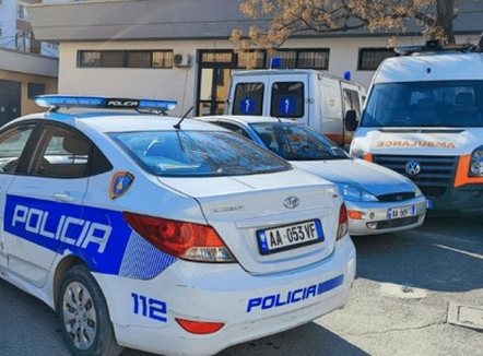  E rëndë në Durrës, 40-vjeçari qëllon me thikë bashkëshorten e tij