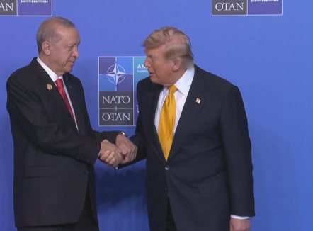 E kaluara perandorake apo fuqi moderne, pse Erdogan dhuroi nga një revolver për liderët e NATO-s?