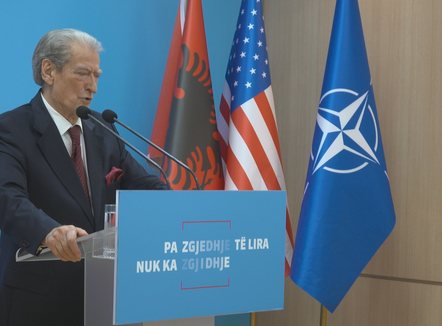 “Policim digjital”, Berisha: Qeveria po përgatit terrenin për të mbyllur rrjetet sociale