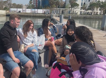 Turizmi në Vlorë, qindra vizitorë shijojnë çdo ditë qytetin, kulmi në fundjavë 