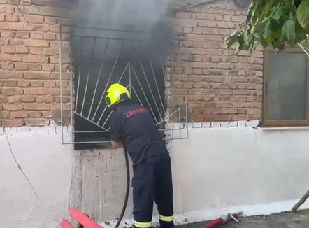Humbi jetën nga zjarri që përfshiu banesën, 72-vjeçari ia vuri vetë flakën shtëpisë