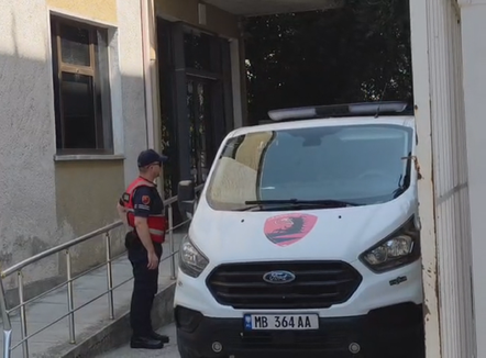  Vajzat që dhunuan 17-vjeçaren dalin para gjykatës, nëna e njërës prej adoleshenteve: Shkolla na dëboi, psikologia qeshi me ne