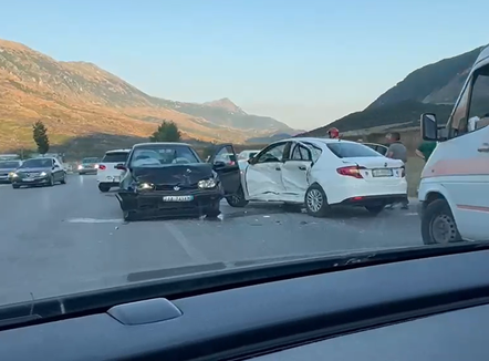 Tjetër aksident në aksin Gjirokastër-Tepelenë, përplasen dy automjete