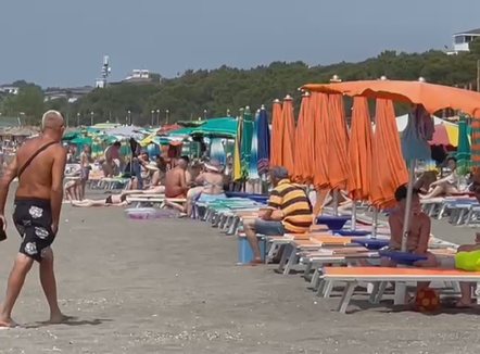 Rreziku nga dielli, ekspertët: Frekuentoni plazhin në orët kur rrezatimi nuk është i fortë