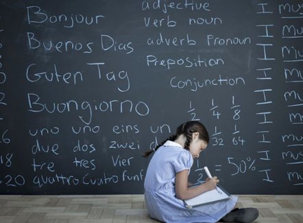 Studimi: Të flasësh disa gjuhë mund ta mbajë trurin deri në 13 vjet më të ri