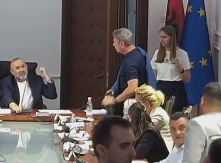 Manja përplaset edhe me Gjiknurin, deputeti socialist braktis komisionin bashkë me kolegët e PD