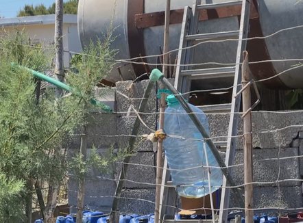 Ankesa e banorëve: Në panaja vjen ujë me pikatore dhe i ndotur