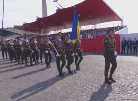 Franca kujton “Ditën e Bastijës”, ushtarët ukrainas parakalojnë në Champs-Elysees