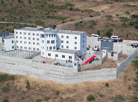 U arrestua me 58 kg kanabis në automjet, lirohet nga burgu ish-punonjësja e AKSHI-t