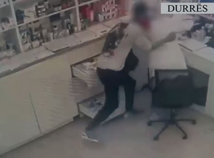 Grabiti me dhunë një farmaci në Durrës, vihet në pranga 45-vjeçari