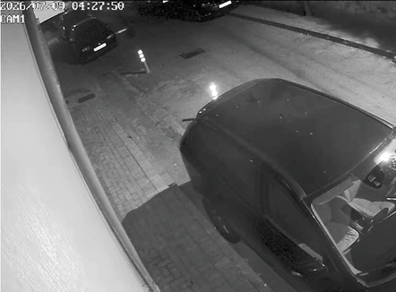 Grabitje në Durrës, autori futet në një makinë të hapur dhe largohet me sendet e pronarit