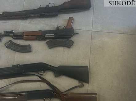 I gjenden armë dhe municion në banesë, arrestohet 21-vjeçari në Shkodër