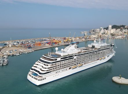 “Seven Seas Splendor” mbërrin për herë të parë në Portin e Durrës