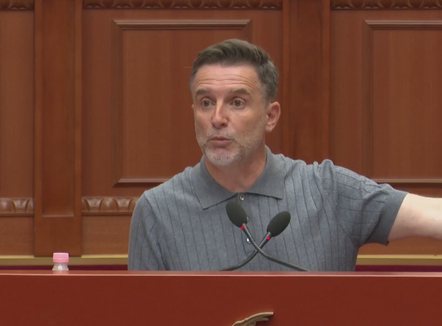 “Grumbulluesi i thotë fermerit “ik”, Salla dhe Braçe përplasen për “dëftesat tregtare të fermerëve”