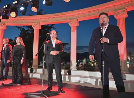 “Atdheu im” edhe përtej, koncerti që solli këngën shqipe në zemër të Pogradecit