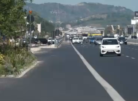  Kursejnë kohën, rrezikojnë jetën, këmbësorët kalojnë mbi barrierat e autostradës, nisin gjobat