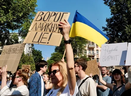 Shkarkimi i ministrit të mbrojtjes nga Zelensky shkakton protesta në Ukrainë