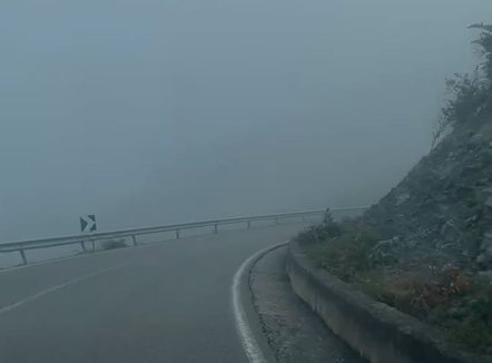Mjegull e pazakontë mbulon Liqenin e Fierzës, fenomen i rrallë për korrikun