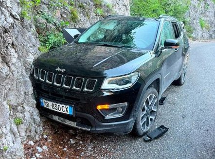 Incident në rrugën e Dukagjinit, gurët bien mbi makinën e turistëve