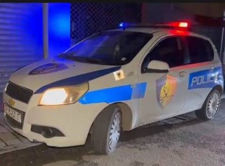 Njerku dhunon rëndë 18-vjeçarin në Korçë, i riu transportohet në spital