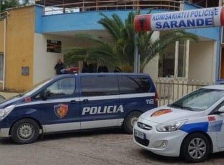 Dhunuan dhe kërcënuan me thikë oficerin e Policisë në Sarandë, shpallen në kërkim 3 autorët