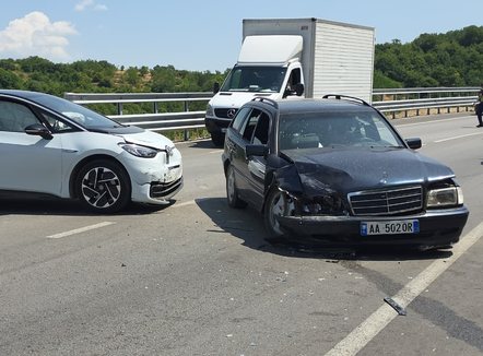 Aksident në Qafë Plloçë, përplasen dy automjete plagosen shoferi dhe një fëmijë