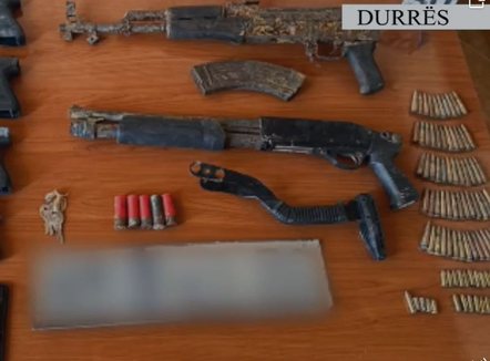 Zbulohet një bazë armësh dhe municionesh në Manzë, arrestohet një 20-vjeçar