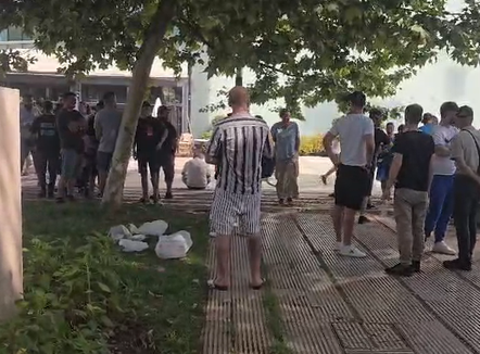  Protesta hyn në ditën e 51-të, qytetarët mblidhen para Parlamentit para seancës plenare