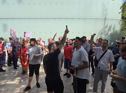 Policia zhvendos protestuesit nga godina e Kuvendit