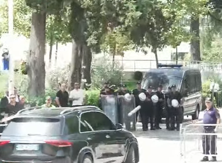 Protestuesit para Kuvendit, “shi” me vezë makinave të deputetëve