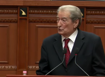 “Vasal i Ramës. Armik i Kushtetutës!”, Berisha përplaset me Peleshin. Kreu i Kuvendit i ndërpret fjalën