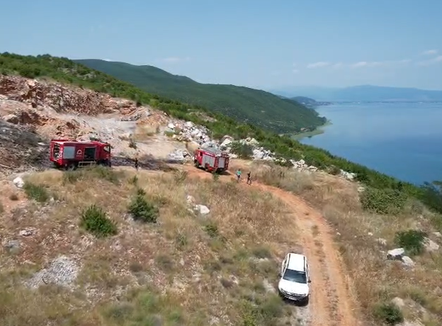  Shuhet zjarri masiv që përfshiu kodrat në Qafën e Thanës