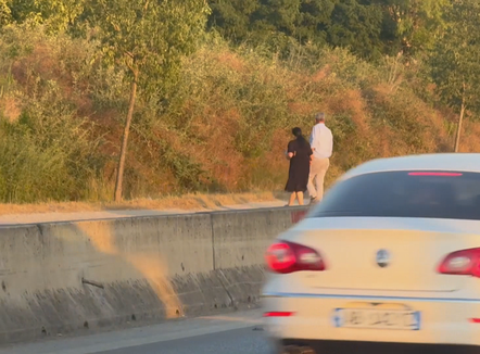 Dy here në ditë përballë vdekjes, banorët kalojnë autostradën në këmbë: S’kemi mbikalime dhe nënkalime