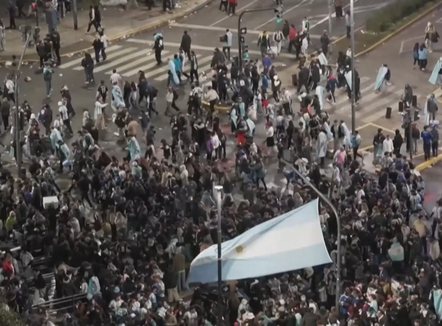 Zhgënjimi nga finalja, kaos në Buenos Aires, tifozët përplasen me policinë