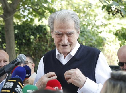 Ja kush ishte në Aruba sipas Berishës, kreu i PD paraqitet në SPAK: Gjeta thasë me narko euro