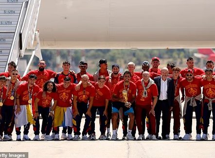Mbretërit e botës mbërrijnë në shtëpi, festë e shkurtër në SHBA për kampionët