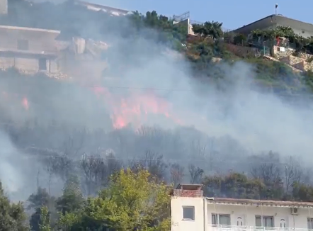Zjarr mbi tunelin e Vlorës, flakët i afrohen banesave te Uji i Ftohtë