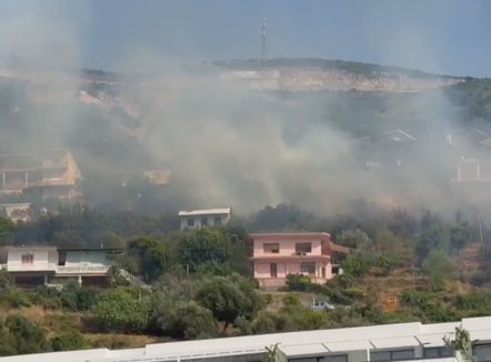 Zjarr mbi tunelin e Vlorës, flakët rrezikuan banesat në zonën e Ujit të Ftohtë