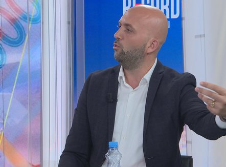 “Gjysmat e plazheve janë bosh”, eksperti i ekonomisë: Të huajt të frikësuar nga protestat, çmimet në jug bëjnë kërdinë