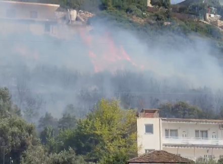 Zjarr mbi tunelin e Vlorës, flakët rrezikuan banesat në zonën e Ujit të Ftohtë