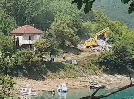 Shembja e vilave në zonën e Ujmanit, dyshohet se i përkasin kryetarit të Mitrovicës së Veriut dhe vëllait