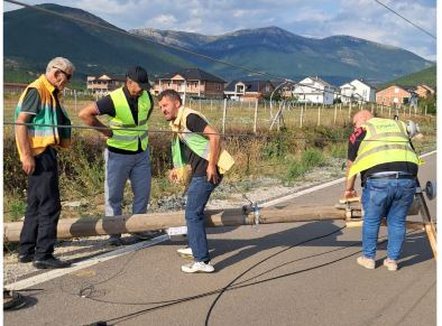 Stuhi me erëra të forta në Kukës, rrëzohen shtyllat elektrike, pa energji disa zona