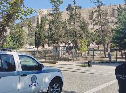 Tmerrohen turistët! Sulmohet me thikë çifti greko-amerikan në Akropolis