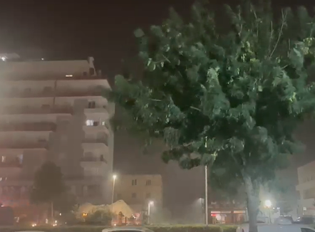 Stuhi e fortë godet Vlorën, era rrëzon pemë dhe dëmton bare e restorante