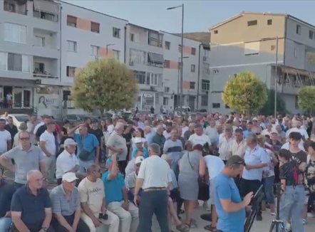 “Jo bashkimit me Librazhdin!”, banorët në Përrenjas protestë kundër Reformës Territoriale