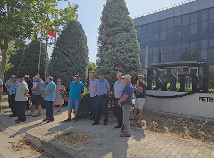 7 muaj pa u paguar qiraja e tokës, banorët e 7 fshatrave protestojnë përpara Bankers Petroleum